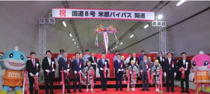 開通式の様子（来賓たちがカット後のテープをもって記念撮影）