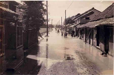 当時の洪水被害（橋向町付近）の写真