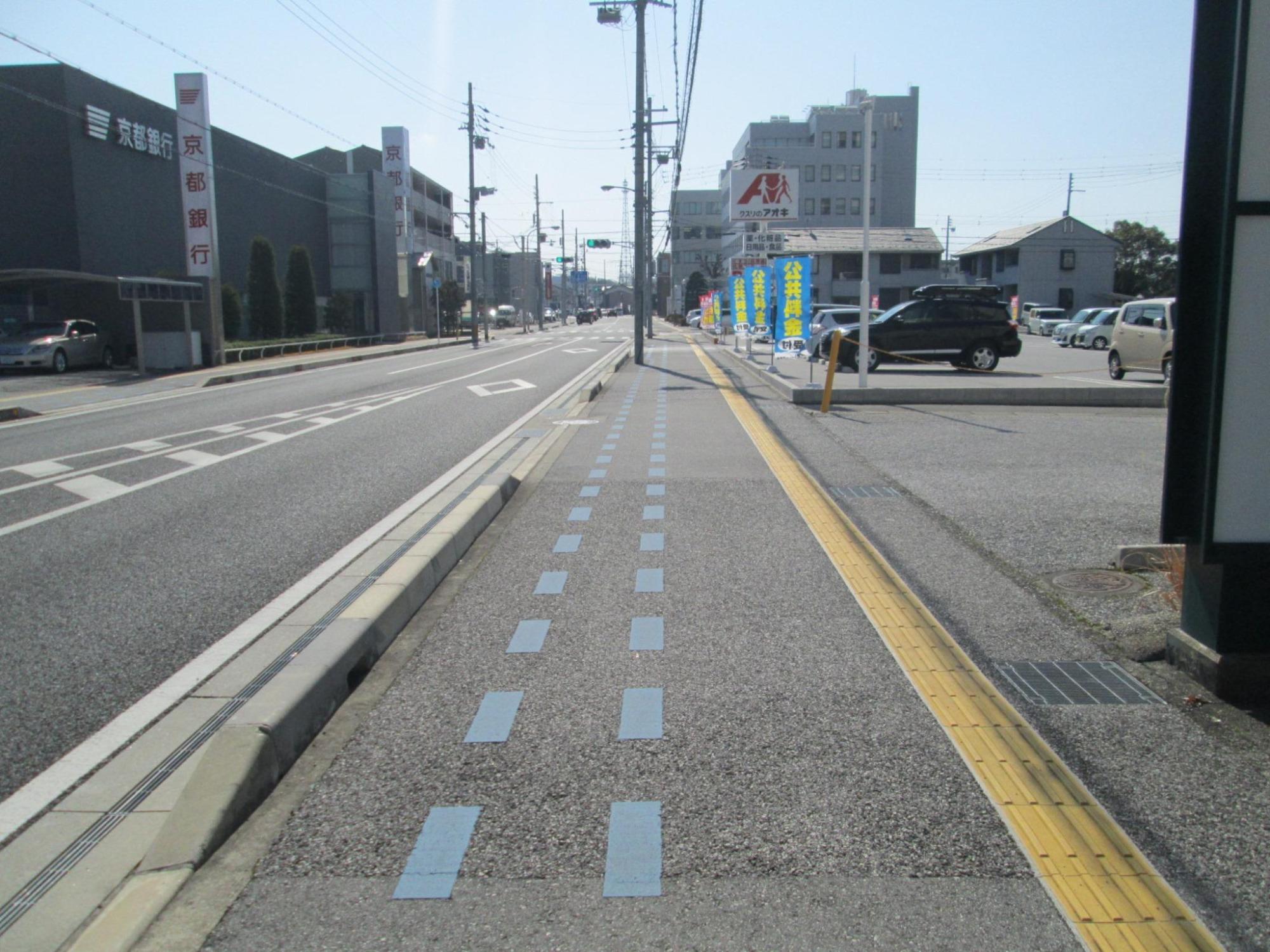 完了後の写真・歩道に青や黄色の線が引かれ安全確保されている