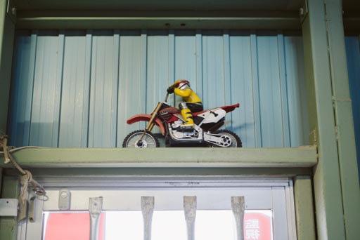 福原さんはバイクや車が好き。バイクの人形の写真