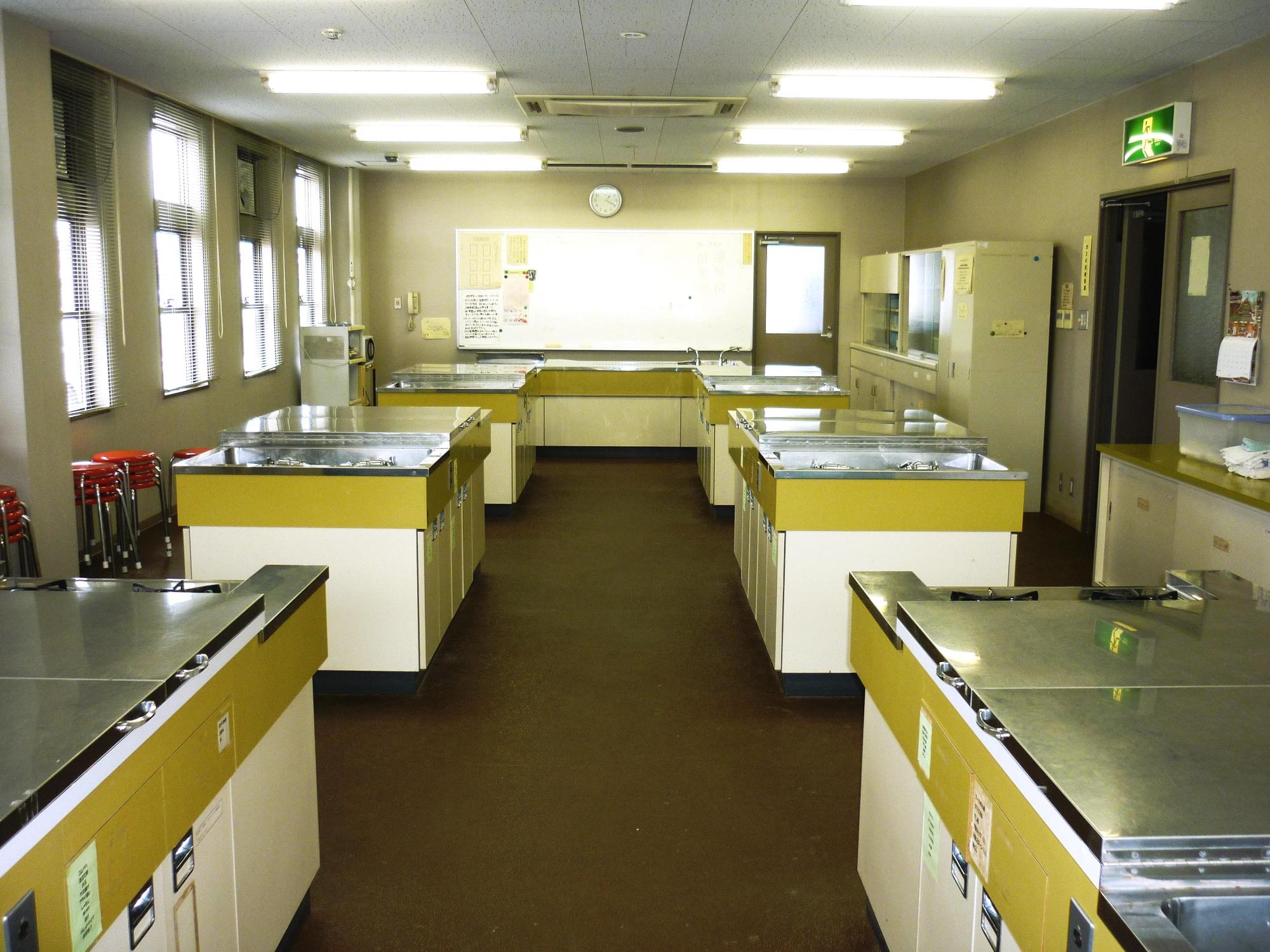 少なくとも6つの調理台が並ぶ調理実習室