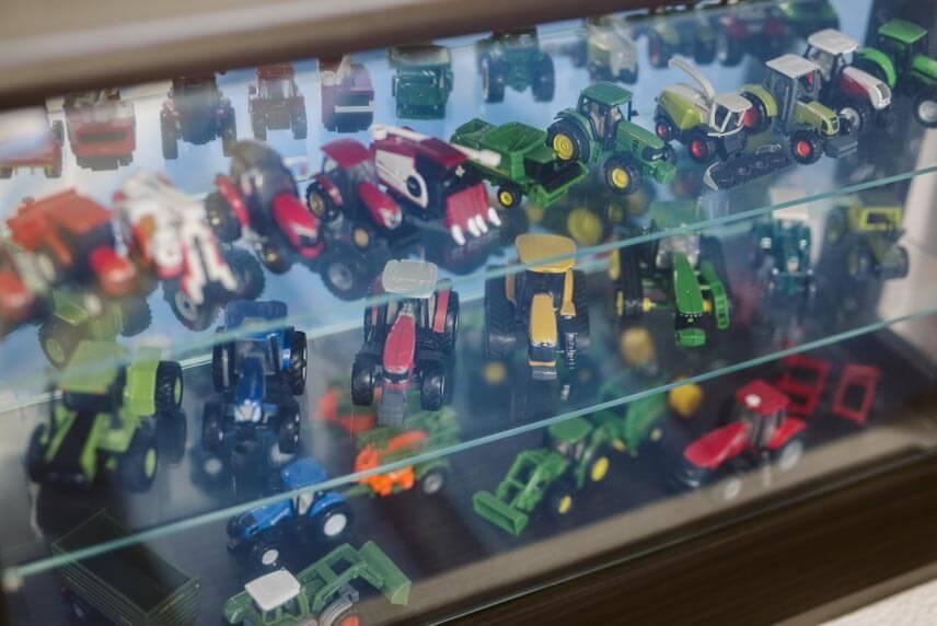 トラクターなど農機のミニカーの模型の写真