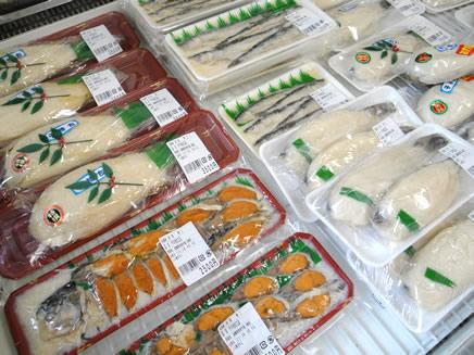 数種類の魚の加工品が陳列されている写真