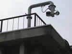 屋外に設置されている監視カメラの写真