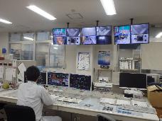 焼却場中央操作室にて男性職員1名が機械を操作している写真