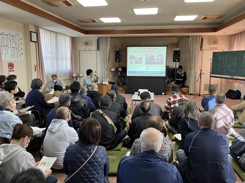 会館に大勢があつまり講習を受けている様子