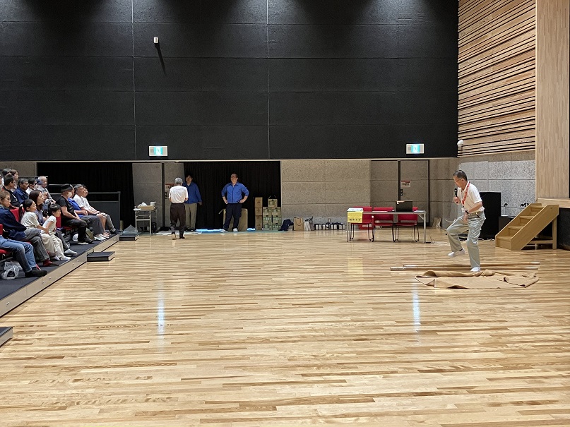 搬送法（応急担架）を説明する男性