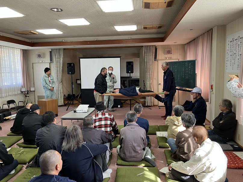 搬送法（応急担架）の講習を受ける参加者達