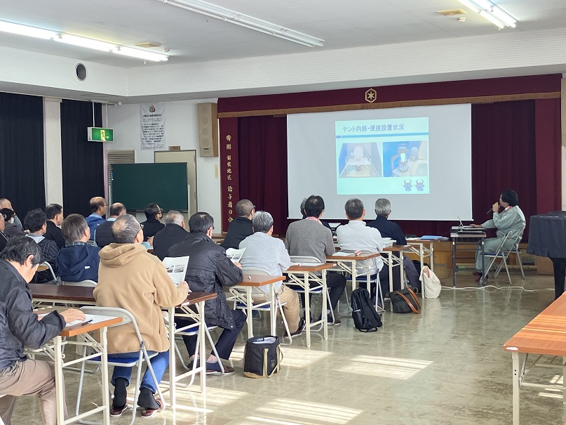 稲枝地区公民館で椅子にすわり講習を受ける参加者達