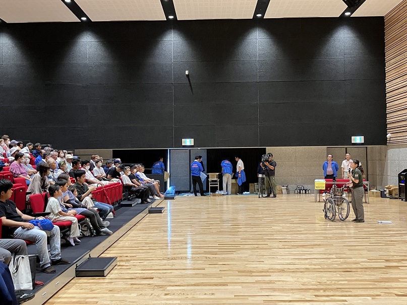 車いすの操作説明をする女性