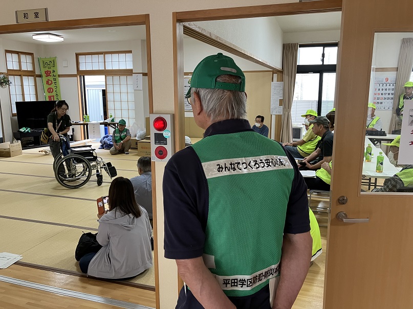 室内で車いすの操作説明をしている様子