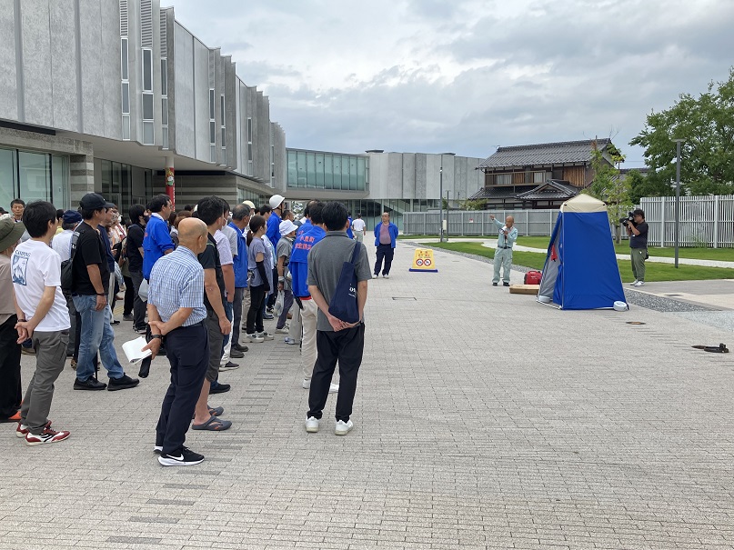 マンホールトイレ組立訓練を見学する参加者達