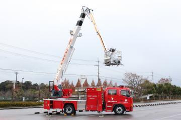 屈折はしご付消防自動車のはしごをあげま横から全体を写した写真