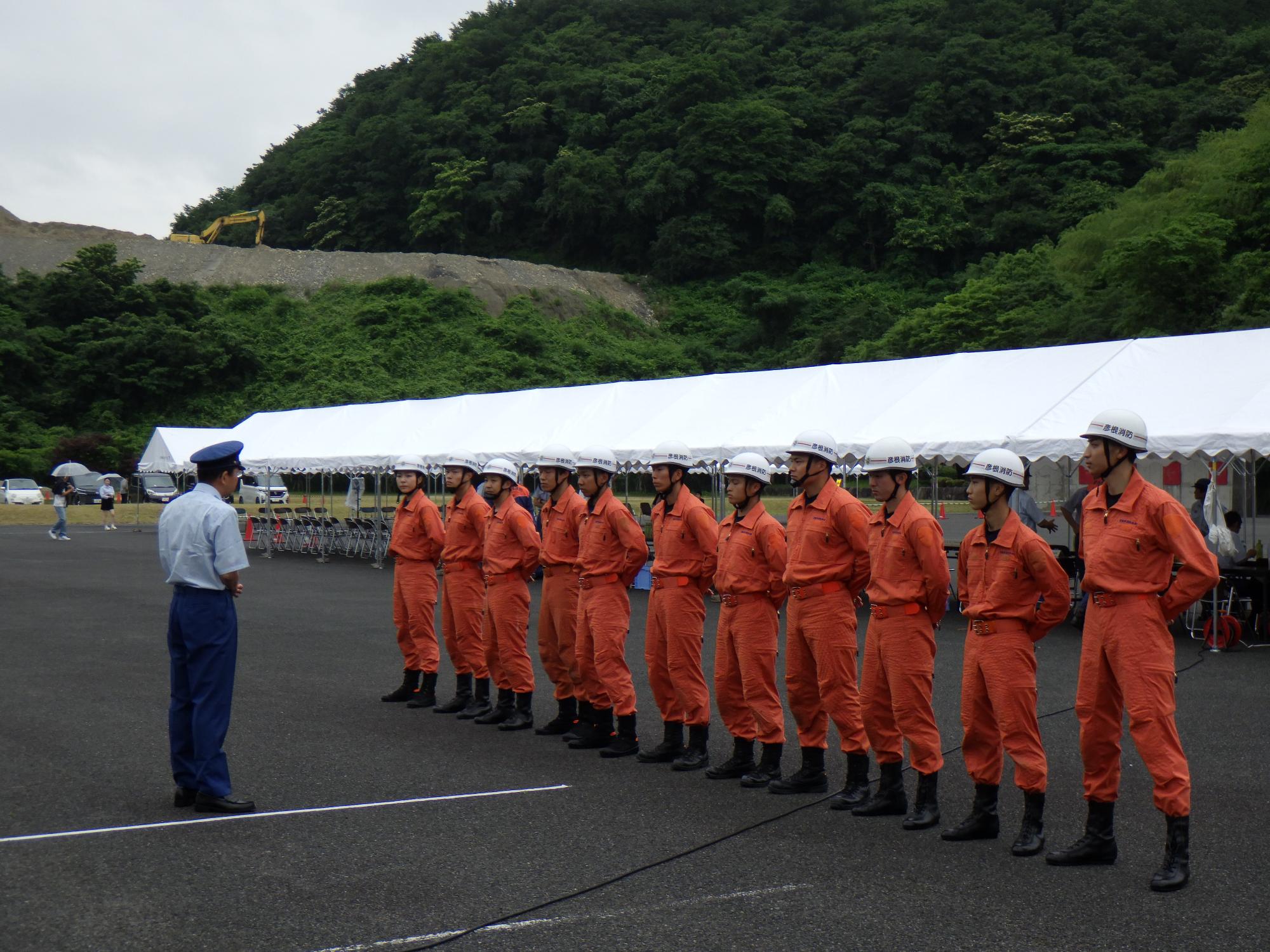 第48回滋賀県消防救助技術指導会 出場隊員が横一列に整列している写真