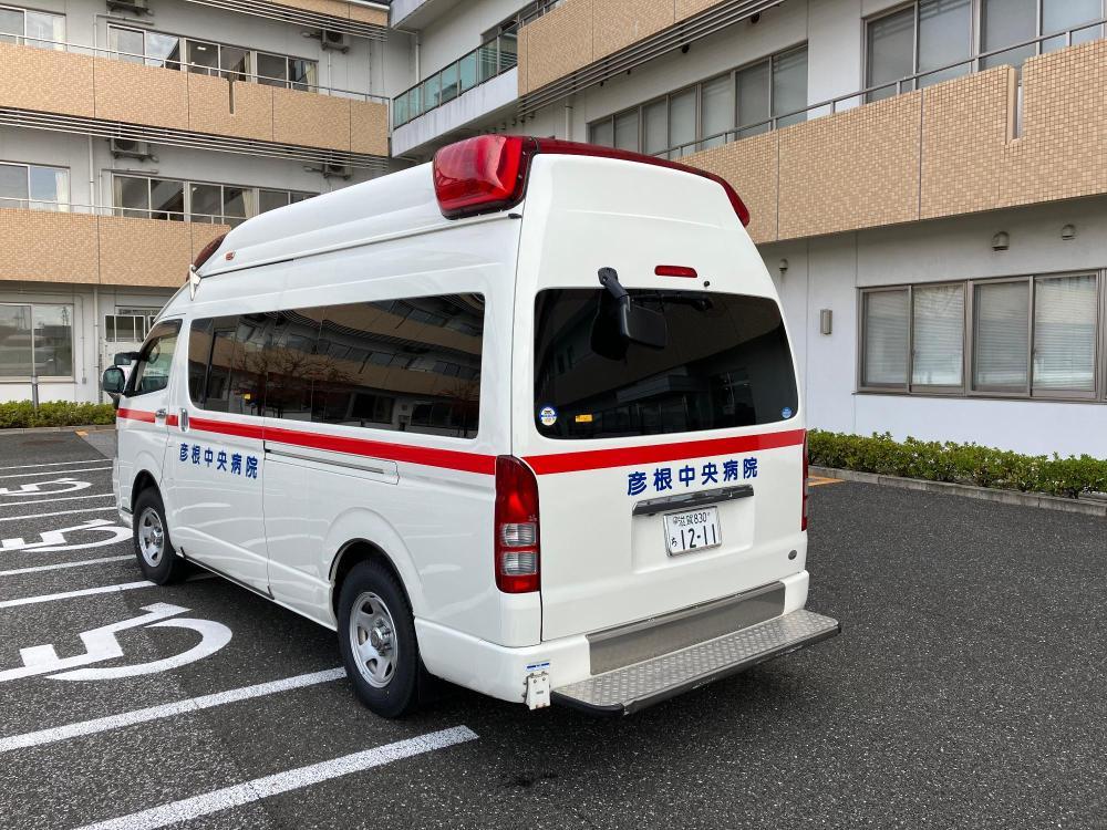 救急車画像斜め後ろから