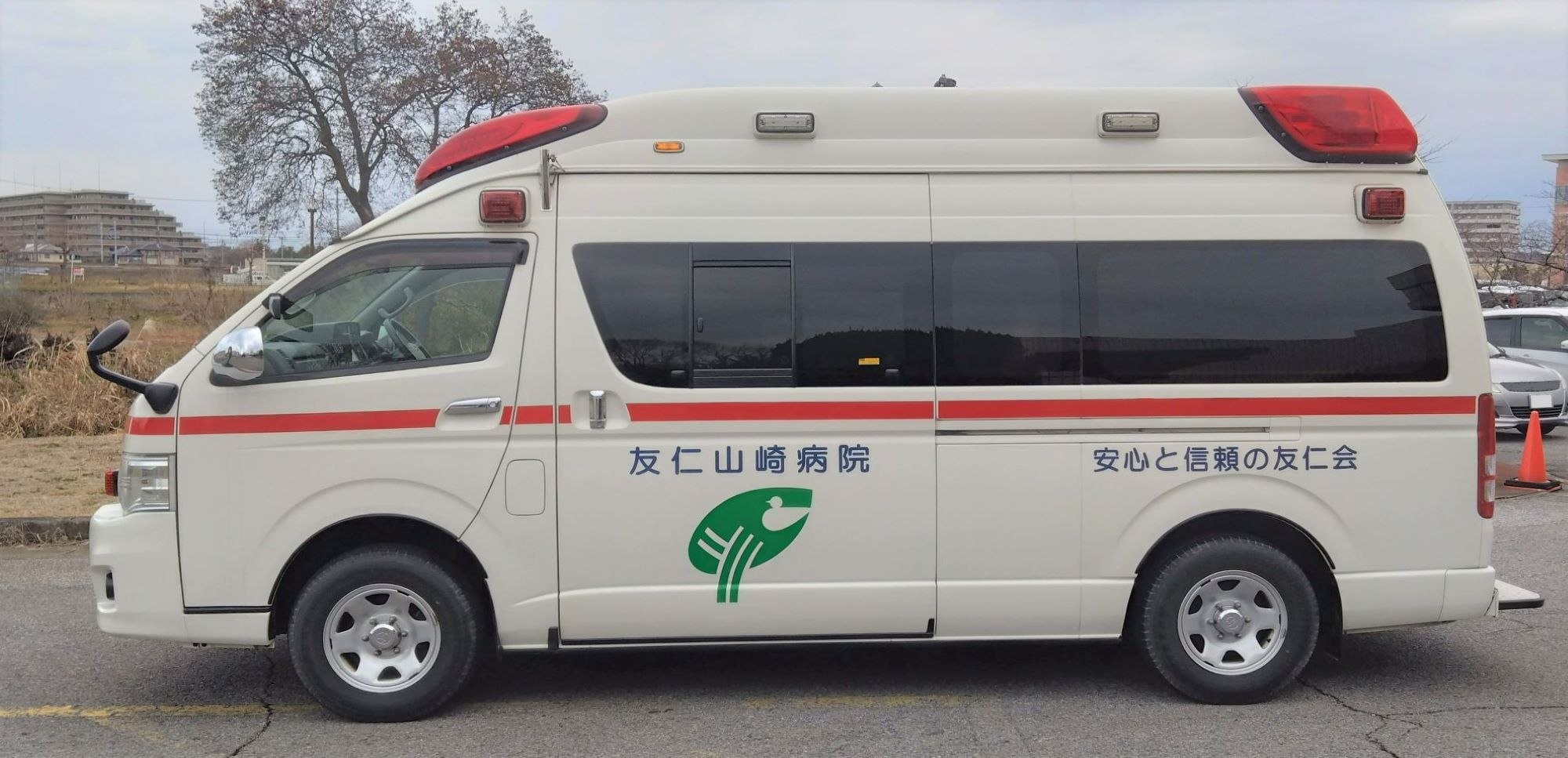 友仁山崎病院救急車左