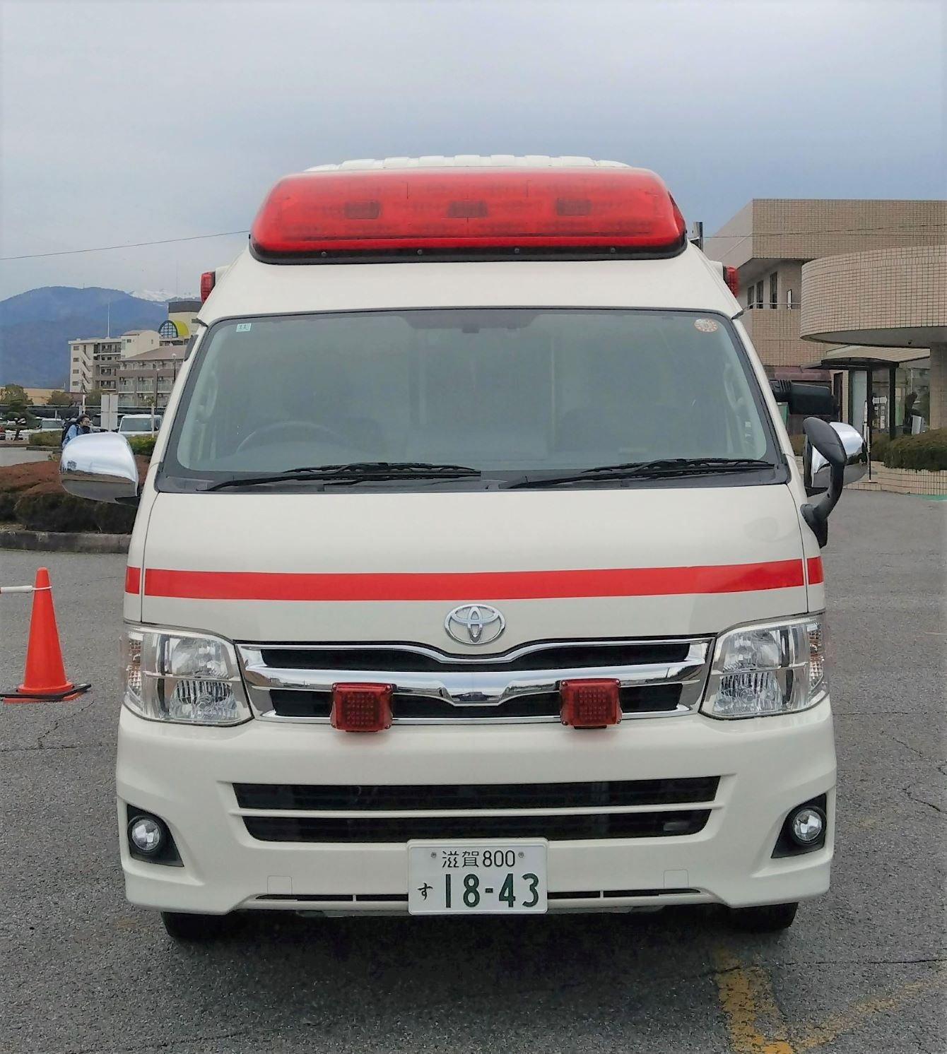 友仁山崎病院救急車前