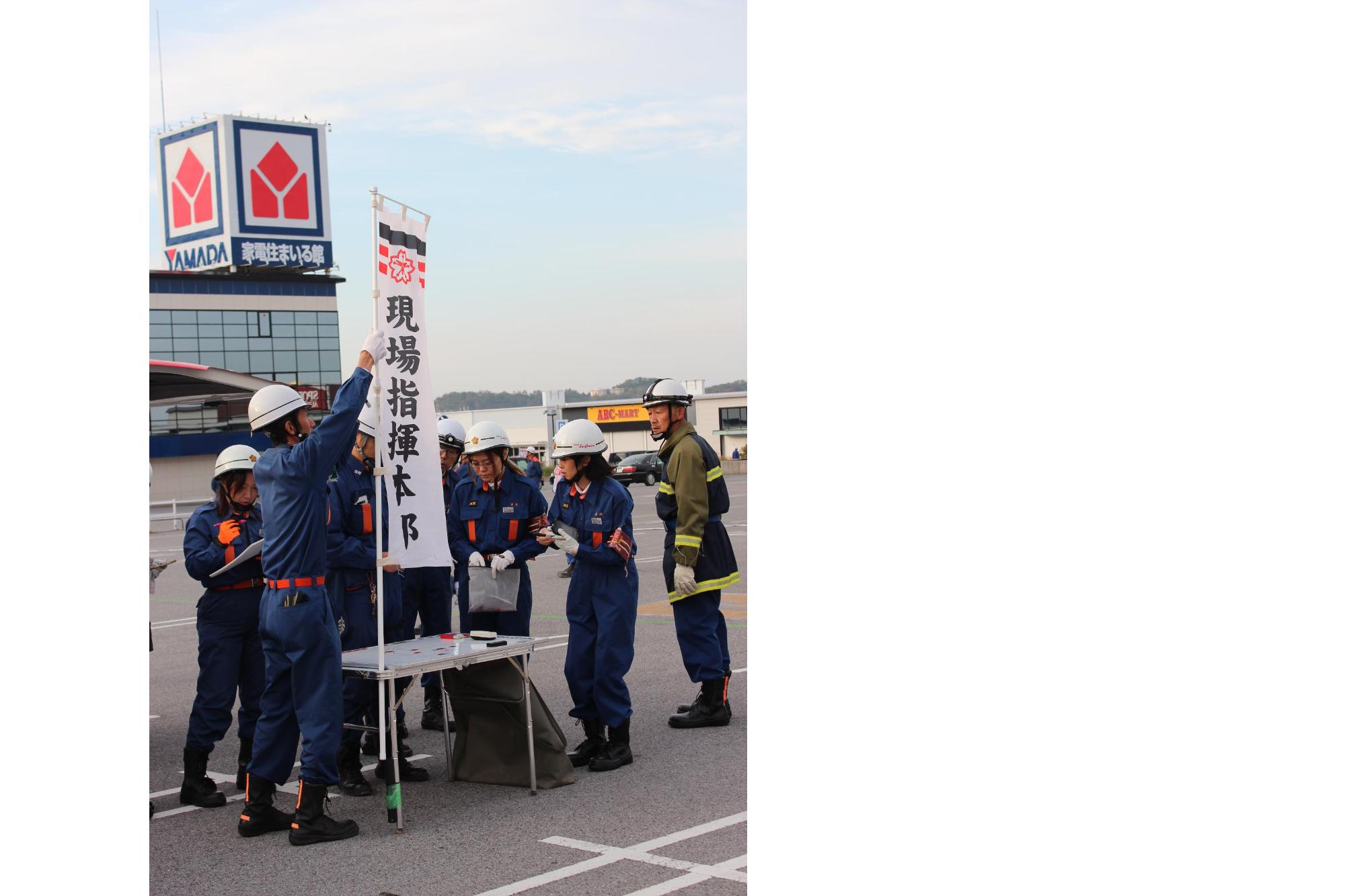 商業施設駐車場での訓練の様子