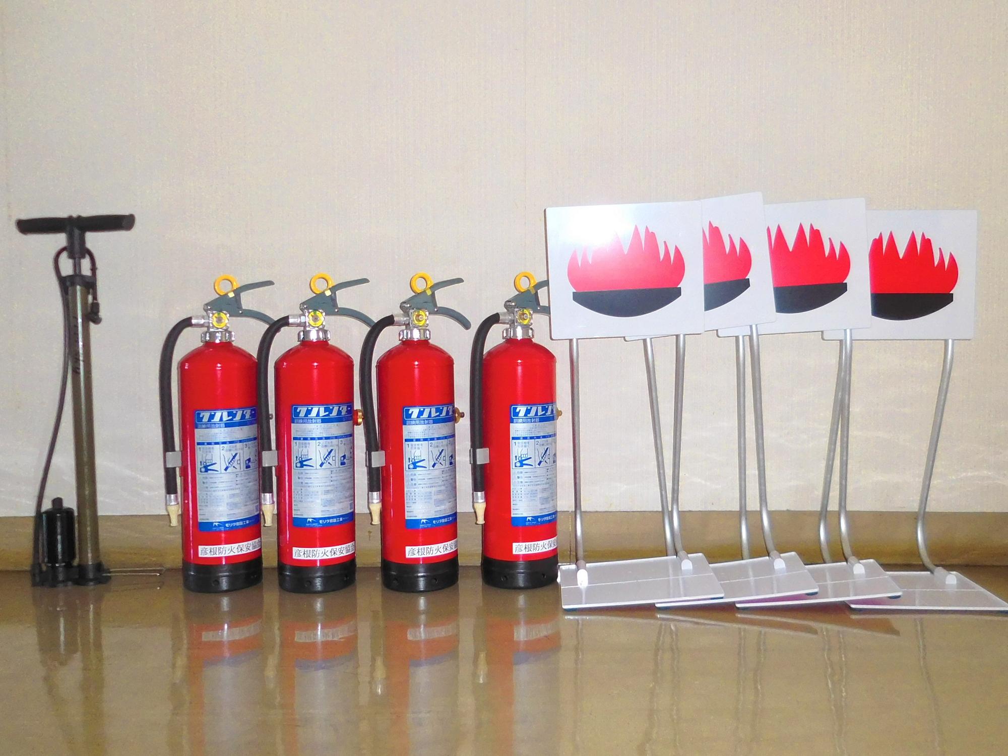 並べられた消火器等の写真
