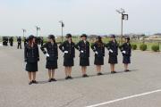 女性消防士の人達が制服を着用し一列に横並びして規律訓練をしている写真
