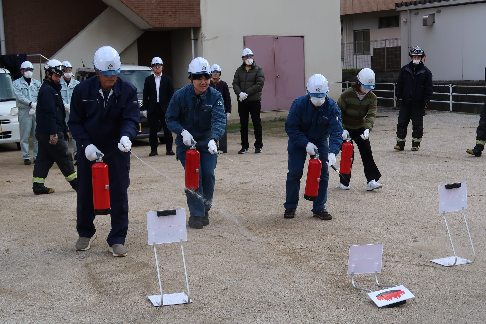 目標に向かって消火器を噴射する訓練をしている様子