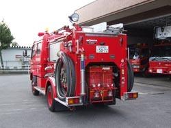 彦根市消防本部のポンプ車を後ろから撮った写真
