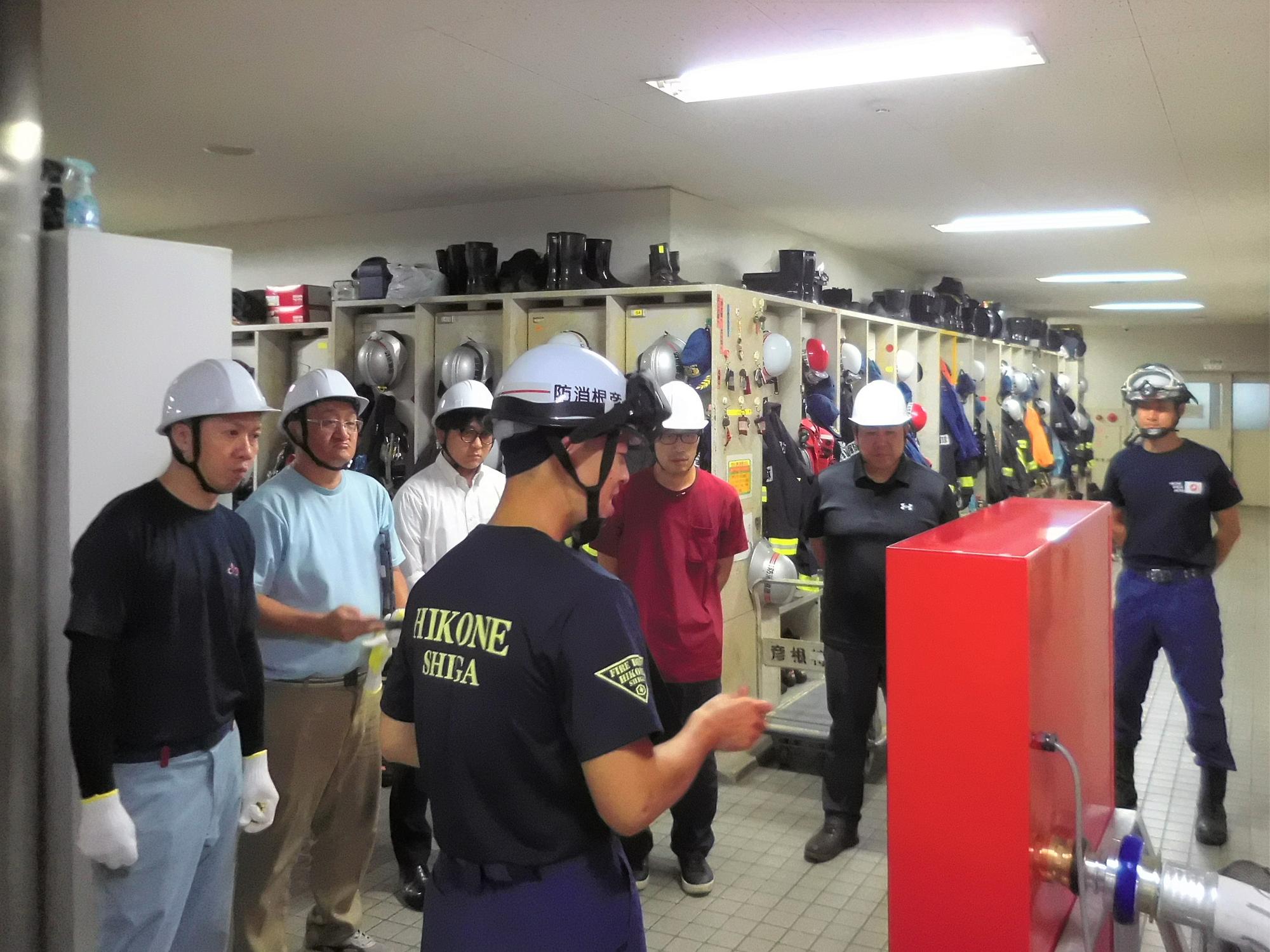 屋内消火栓取り扱い方を学ぶ受講者の写真