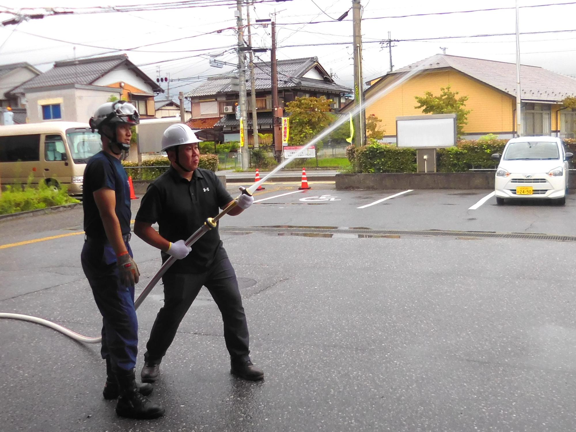屋内消火栓取り扱い訓練を受ける様子