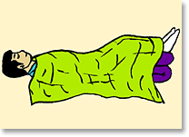 負傷者が仰向けになり足を高くして毛布を掛けられて寝ているイラスト