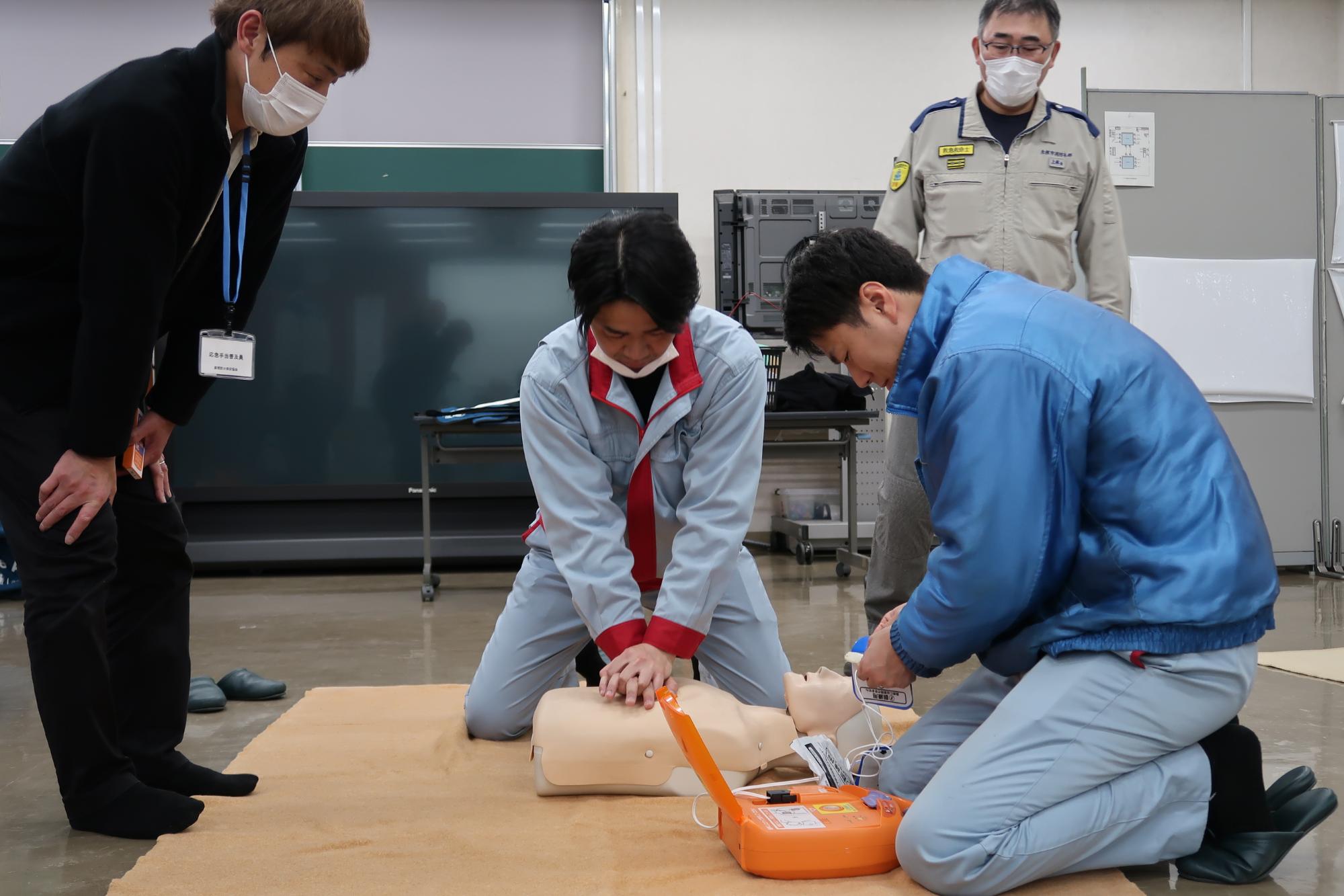 人形を使用して心肺蘇生法を練習している様子