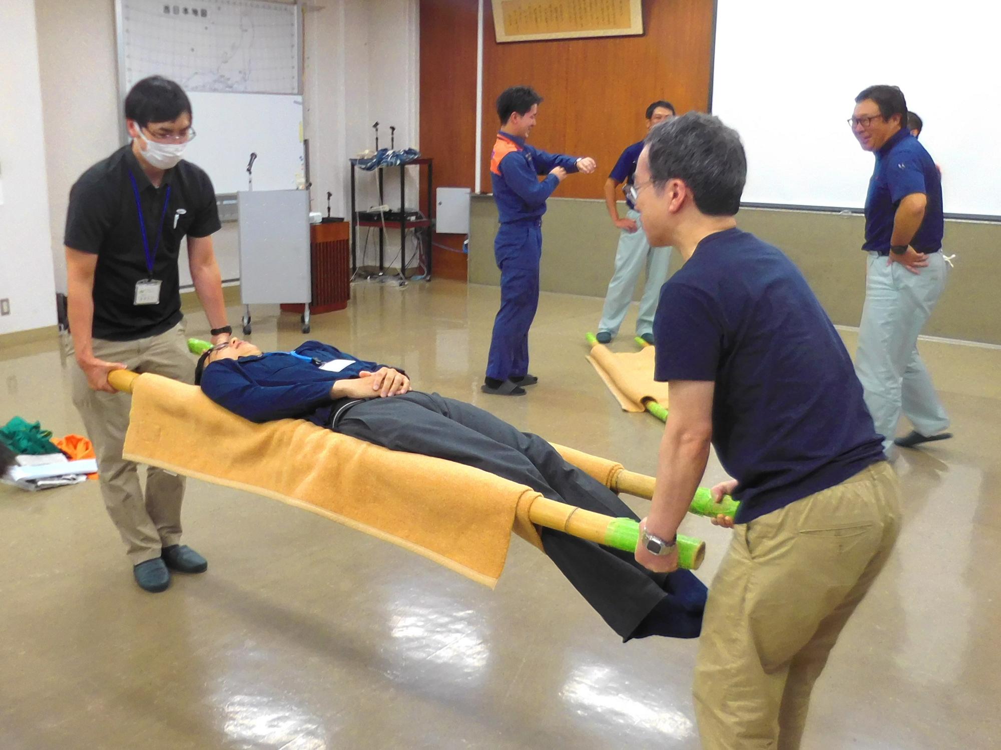 搬送法（毛布と竹）を学ぶ受講者の写真