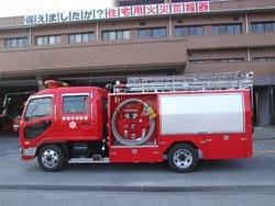 彦根市消防本部のタンク車を横から撮った写真
