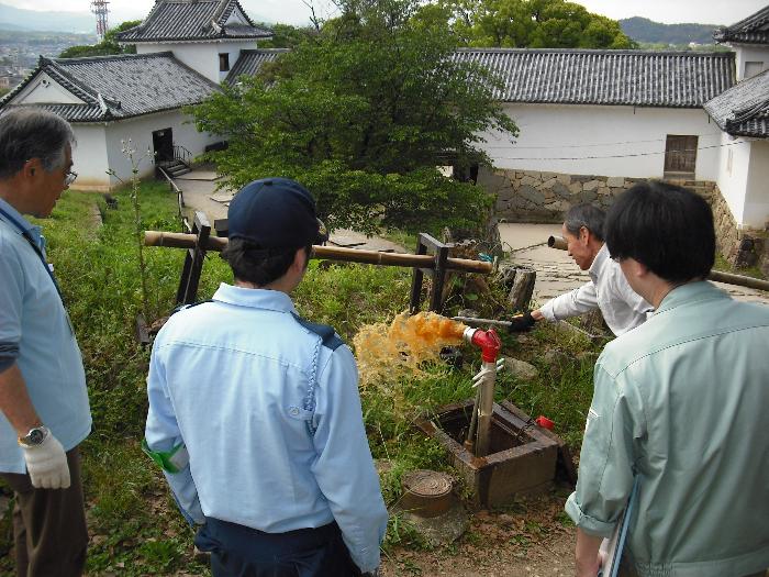 彦根城屋外消火栓の点検をしている男性たちの写真