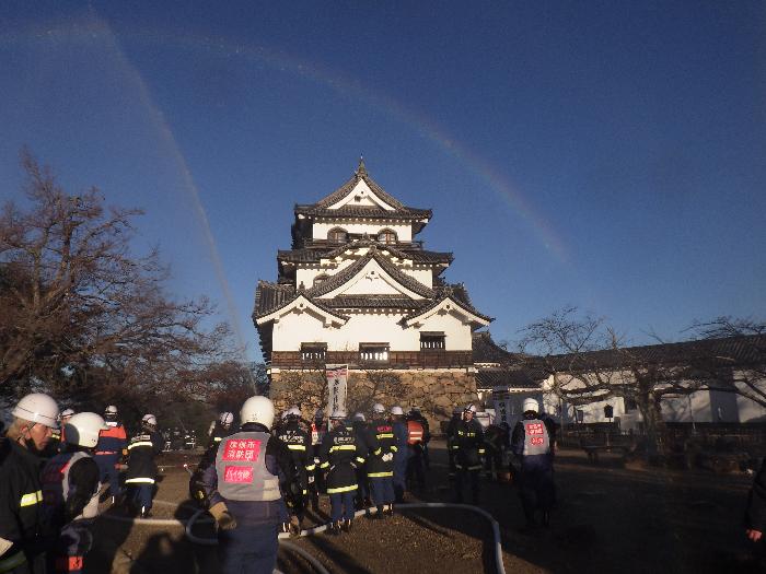 天守前で大勢の隊員が放水の訓練をしている様子
