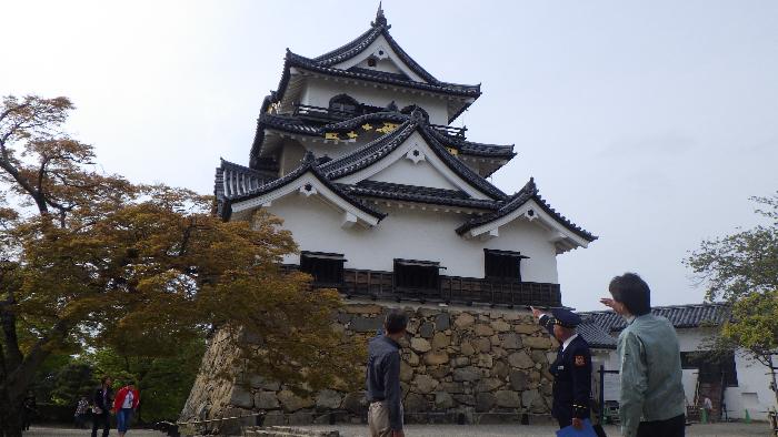 彦根城天守を指さし点検している男性三人の写真