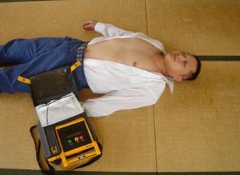 AEDを傷病者の横に置いた写真