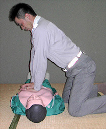 胸骨圧迫の姿勢を頭側から見た写真