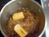 すじ肉と丁字麩を鍋でグツグツ煮ている写真